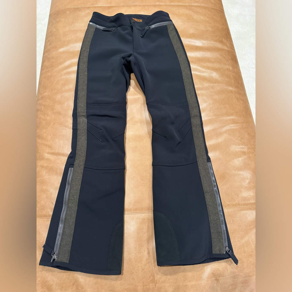 Women’s ski pants color black with grey on the side. Size 2 perfect conditions.